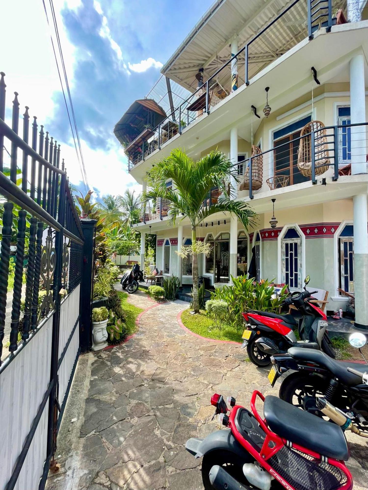 Habibi Hostel & Restaurant Unawatuna Exterior photo